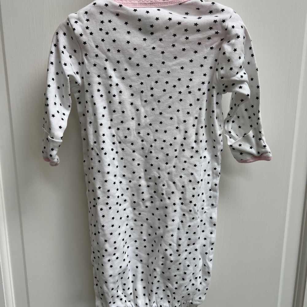 NWOT Gerber 0-6M Black & White Star One Piece Open Bottom Nightgown Pajamas - Picture 3 of 4